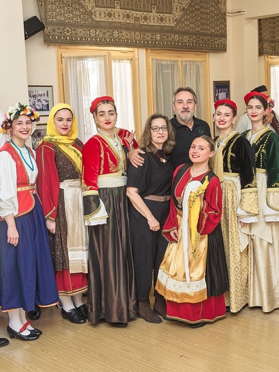 Η πρόεδρος Εύη Σπηλιωτοπούλου και ο χορο...