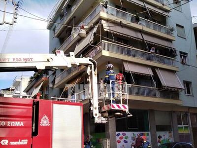 Πάτρα: Πυροσβέστες με γερανοφόρο απεγκλώ...