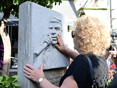 Παύλος Φύσσας: Στο μνημείο του γιου της ...
