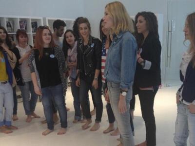 Γιατί οι celebrities βγάζουν σήμερα τα π...