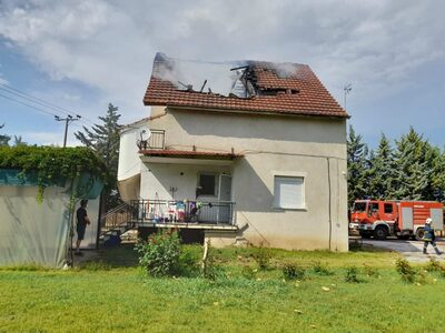 Κεραυνός χτύπησε σπίτι στη Λάρισα - Κάηκε η στέγη