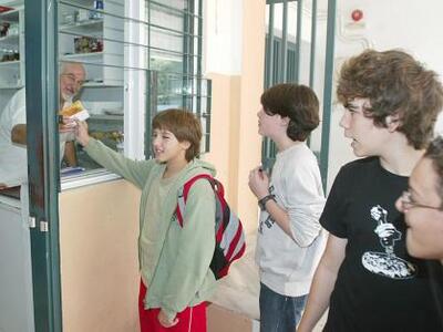 Πάτρα: Η κρίση καταργεί το σχολικό &quot...