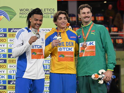 Εμμανουήλ Καραλής: Η απονομή του ασημένι...