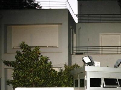 Οι πόρτα- πόρτα έξω από το σπίτι του Παπανδρέου 