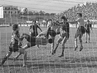 1980-1981 στο γήπεδο της ΠΓΕ, μπροστά στ...