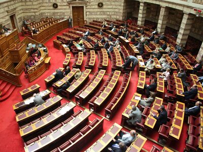 Οργισμένο με τα κόμματα και τους πολιτικ...