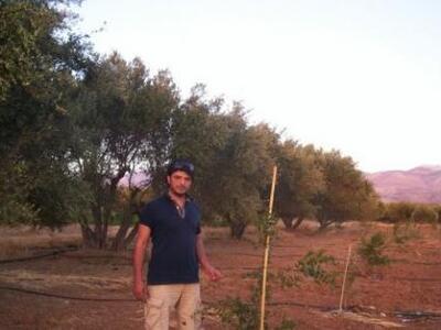 «Χρυσά» ρόδια φυτεύει ερευνητής για νεότ...