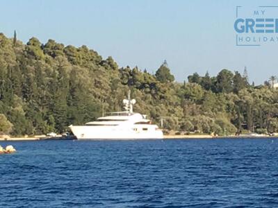 Η θαλαμηγός αγκυροβολημένη στο ιδιωτικό λιμάνι