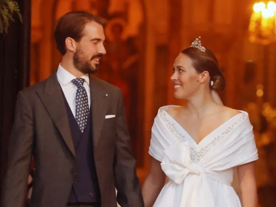 H Νίνα Φλορ χορεύει σε ελληνικούς ρυθμούς