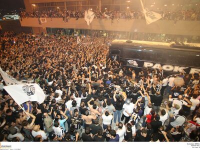 Αποθέωσαν τους παίκτες του ΠΑΟΚ και τον Σαλπιγγίδη