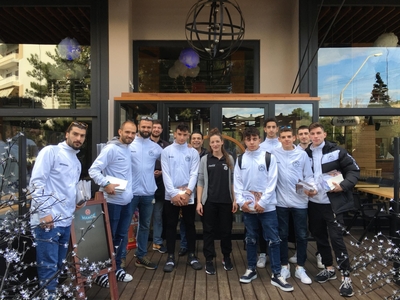 Λαχνούς και ημερολόγια μοίρασαν οι ποδοσ...