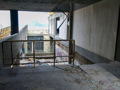 Πάτρα: Συνεχίζεται η λεηλασία στο Κτίριο...