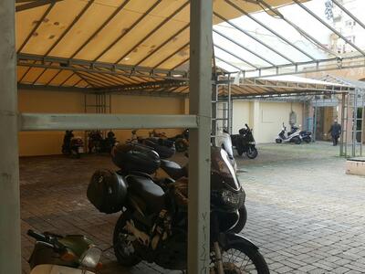 Πάρκινγκ για δίκυκλα το αίθριο του πρώην...