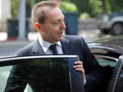 Στουρνάρας: Αστεία και επικίνδυνα αυτά π...