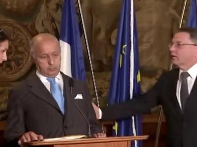 Γαλλία: Ο Υπουργός Εξωτερικών καταρρέει ...