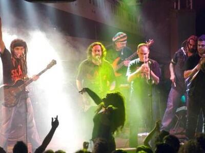 Οι Locomondo με ρέγκε και λάτιν ρυθμούς ...