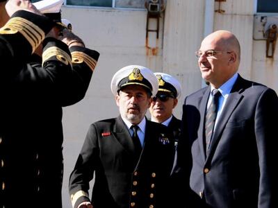 Στη φρεγάτα "Ναυαρίνο" ο Νίκος Δένδιας