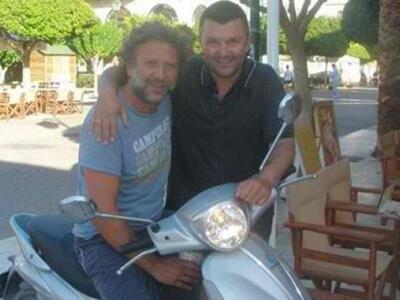 Ο Κώστας Κόκλας με βέσπα και… αγνώριστος...