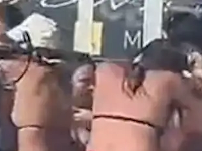 Ουκρανία : Μαλλιοτράβηγμα σε παραλία της...