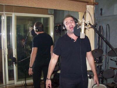 Ολοκαίνουριο τραγούδι, σε στίχους και μο...