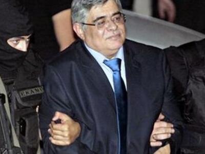 Guardian: Η Χρυσή Αυγή βγάζει τις μπότες...