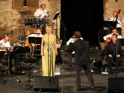 Συναυλία Ξαρχάκου: Στριμωξίδι και αψιμαχ...