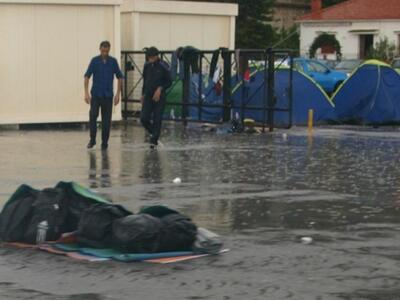 Πρόσφυγες στη Σάμο: Ο βρεγμένος τη βροχή...