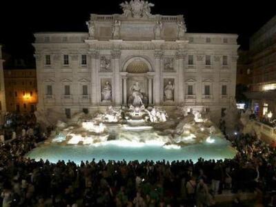 Η Φοντάνα Ντι Τρέβι ξανά σε όλο της το μ...