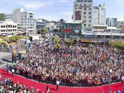 Χαμός από φανατικούς θαυμαστές στην επίσ...