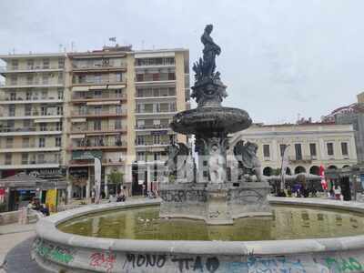 Πάτρα: Το...πράσινο νερό  και τα σκουπίδ...