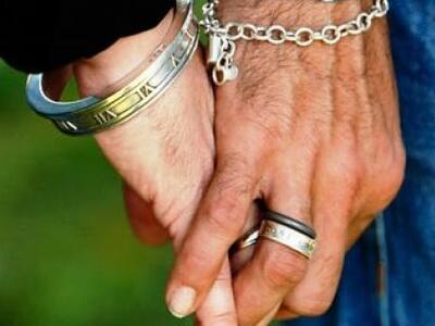 Απολύθηκε δημοσιογράφος για τους gay αστ...