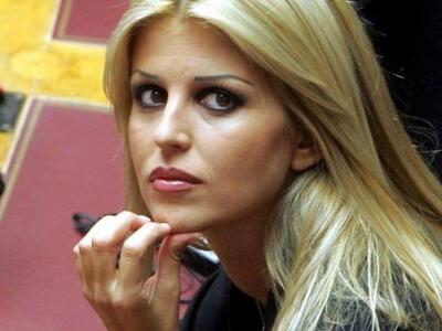 Κόβει την ανάσα η Έλενα Ράπτη στην παραλ...