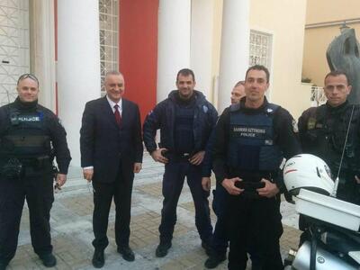 Με άνδρες της ομάδας ΔΙΑΣ στην πλατεία τ...