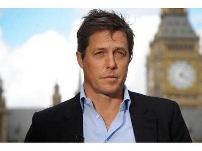 O Χιου Γκραντ επιστρέφει και πάλι στο εί...