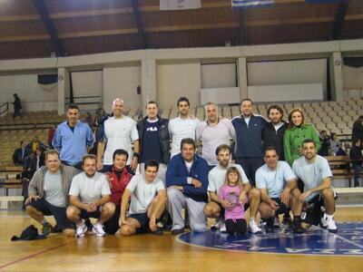 Αγώνας μπάσκετ μεταξύ αποφοίτων και μαθη...