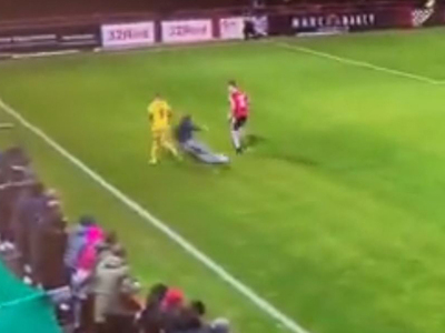 Οπαδός ανέκοψε επίθεση με τρομερό τάκλιν