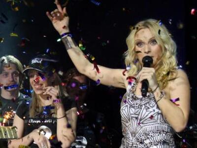 Γιατί αναβάλλεται η απονομή του πλατινέν...