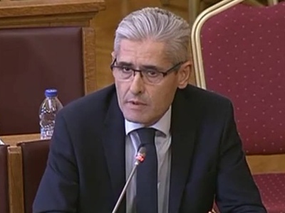 Ο Άγγελος Τσιγκρής συζητά με τον εμπορικ...