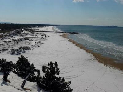 Η ...κατάλευκη από το χιόνι παραλία της ...