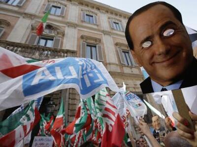 Μπερλουσκόνι: Η κυβέρνηση πρέπει να συνε...