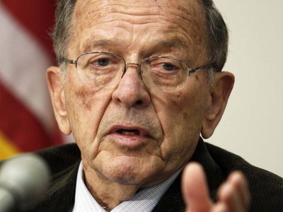 Ο πρώην Γερουσιαστής Τεντ Στίβες σε αερο...