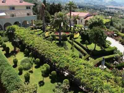 Πάτρα: Κοντά τους ηλικιωμένους οι γυναίκ...