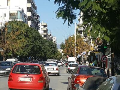 Πάτρα: Η.. φύση κρύβει το φανάρι στη συμ...