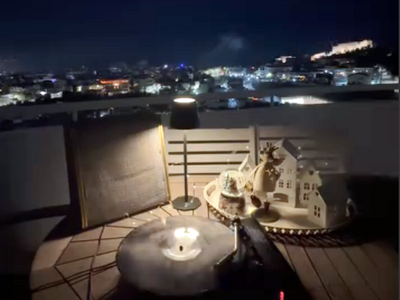 Πάτρα: Το πικάπ της βεράντας «έντυσε» μο...