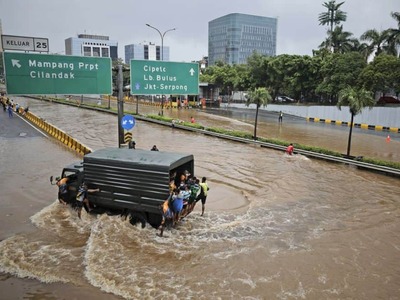 Στρατιωτικό φορτηγό διασχίζει τους πλημμ...