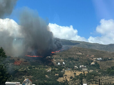 Μεγάλη φωτιά στην Άνδρο, εκκενώθηκαν τέσ...