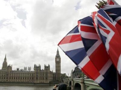 Διατηρεί το ΑΑΑ για την Βρετανία, αλλά μ...