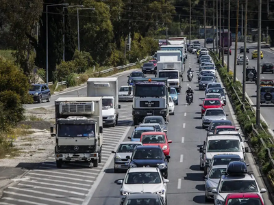 Σημειωτόν τα αυτοκίνητα στην Αθηνών – Κο...