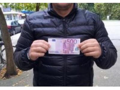 Έβγαλαν φωτογραφία με το πεντακοσάρικο-Σ...