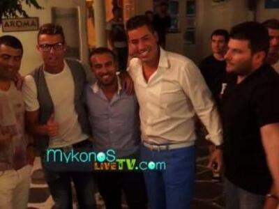 O χαλαρός Ρονάλντο στα σοκάκια της Μυκόνου